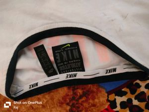 Nike White Graphic T-Shirt. (M)Size