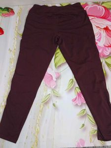 (1300)Burgundy &amp; Black Striped Leggings