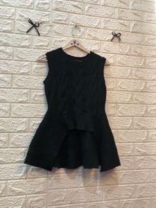 Chic Black Sleeveless Knit Top