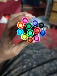 Kid&#39;s 12 Colour Sechtch Pen Box.
