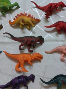 12 Dinosaurs Set
