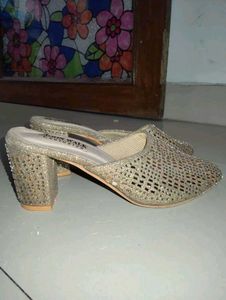 Golden heels 👠