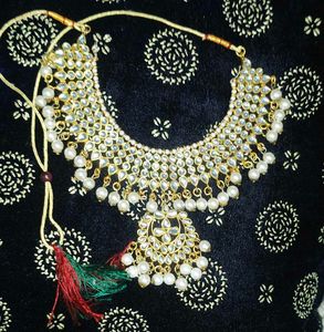 jewellery set with ear rings and mantika{foreheadt