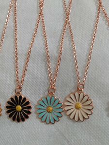 Daisy Flower Pendant Necklaces