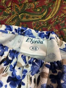 Blue flower printed crop top