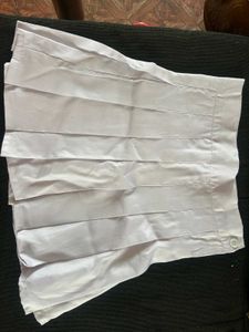 Women&#39;s White Pleated Skirt