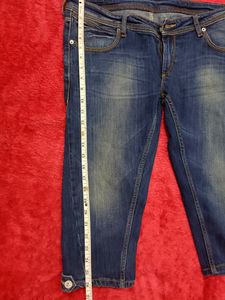 Levi&#39;s Navy Blue Capri