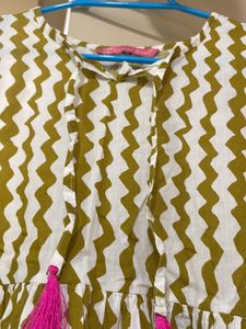 Pure Cotton Top With Cap Sleeves In XL size.