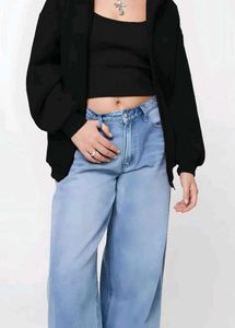 Black oversized zip upp.