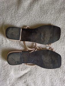 Flat sandal