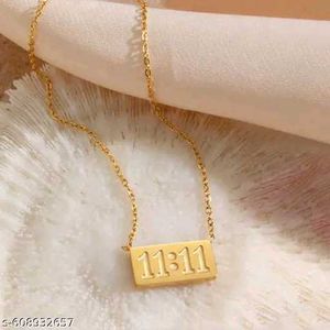 Gold Flower Pendant Necklace