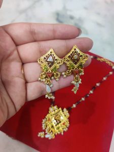 neckpiece with earrings