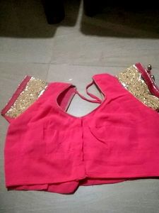 Pink 🩷 Saree with Gold Embroidery