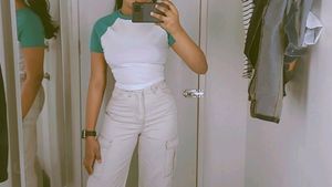 Green Cropped T-shirt, With Round Neckline And Raglan Sleeve