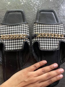 Zudio Checked Black Sandals