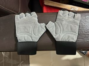 Combo Of 1 Gym Gloves With 2 Wrist Supporter