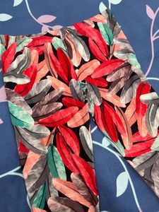 Feather Print Leggings. Size XS