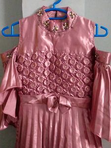 Girls&#39; Party Dress With Cold Shoulder Sleeves.