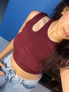 Stylish Ribbed Maroon Crop Tank with Cutout