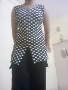 Sleeveless Black &amp; White Top
