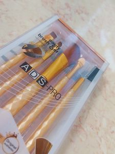 Beautiful Makeup Brush Five Types