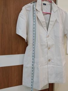 White Apron /Lab Coat With Collar And Pockets