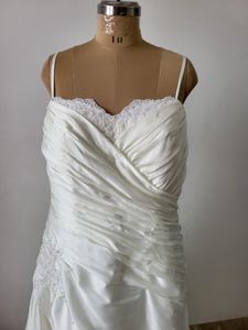 Elegant Strapless Wedding Gown