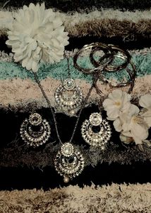 Jewellery Set: Necklace, Earrings & Bangles