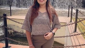 self made beautiful crop top.... 🎁one free gift 🎁