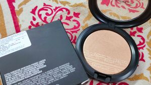 Mac Highliter Extra Dimension Skin finish