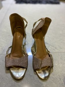 Combo Of Heels And Jutti