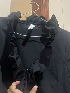 Kazo Ruffled Black Top