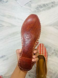 Handwoven Red &amp; Beige Juttis