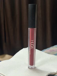 HUDA BEAUTY Liquid Matte Lipstick (Smoky Rose)