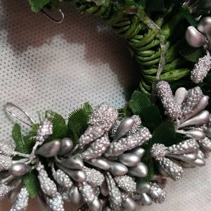 Elegant Silver Floral Hair Accessory