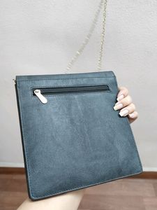 CLASSY SLING BAG