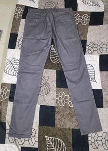 Levi&#39;s Tapered Chinos - Size 32
