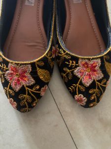 Floral Embroidered Velvet Juttis