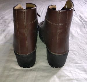 ZAPATOZ Women Brown Solid Heeled Boots