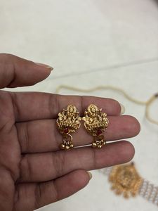 Lakshmi pearl choker