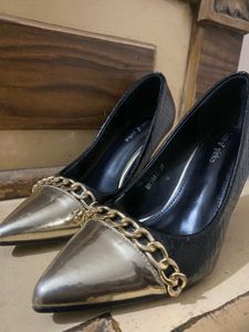 Chic Black &amp; Gold Pointed Heels