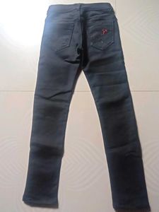 I am selling my new jeans.