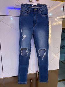 Distressed skinny jeans
