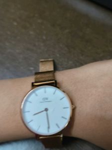 Daniel Wellington Petite White Dial Round Case Qua