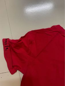 barely worn v cute red top 🍎