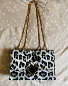 Chic B&W Leopard Print Gold Chain Crossbody Bag