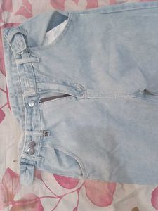 Light Wash High-Waisted Jeans From URBANIC