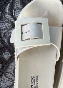 Zudio White Slides