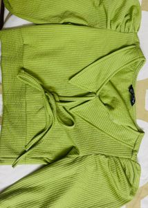 Chic Crop Top with Statement Sleeves