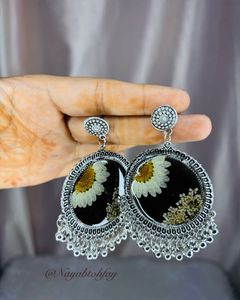 Daisy Resin Black Earrings